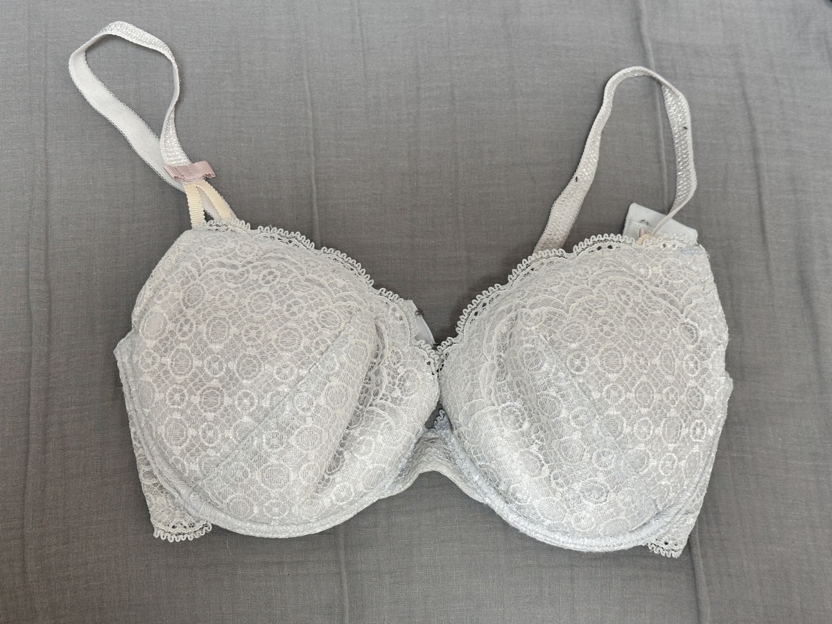 純白下着　乳首 ホワイトムーン 使用済み下着販売 商品詳細-みゆう：使用感MAX🙊💗乳首黄ばみまくりのブラ♡