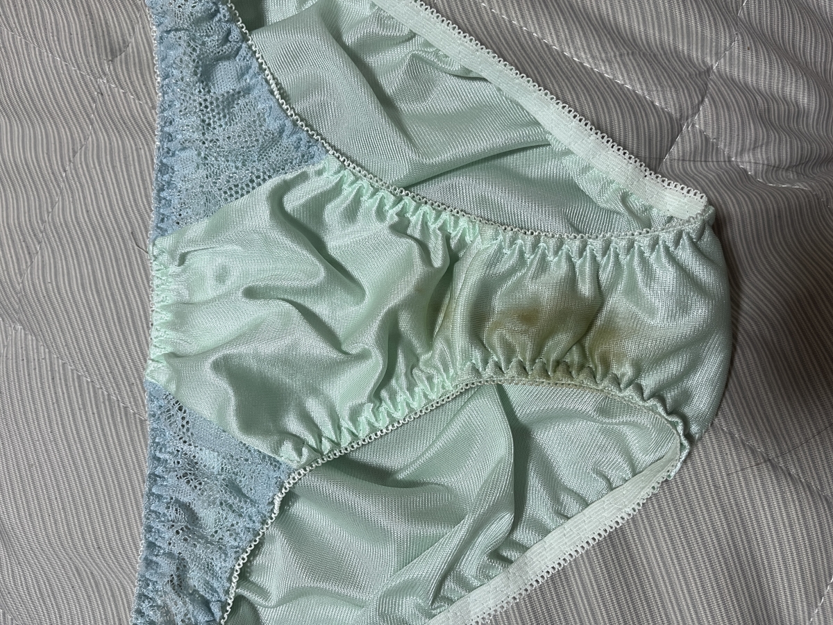 おりもの　べっとり　汚パンティー 
